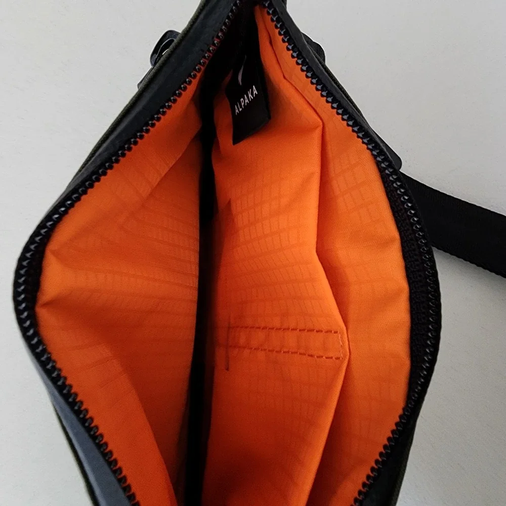 Alpaka zip clutch